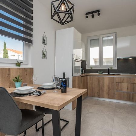 Apartments Yellow Новаля Екстериор снимка
