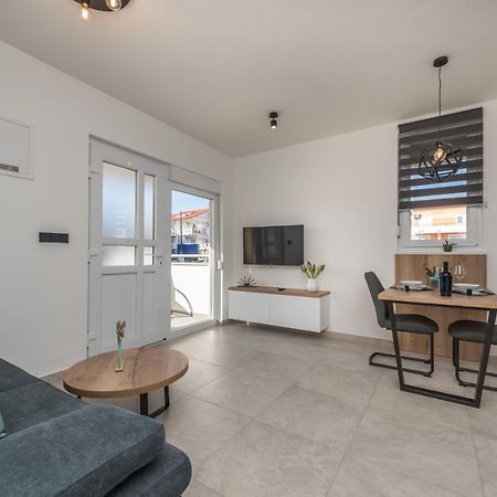 Apartments Yellow Новаля Екстериор снимка