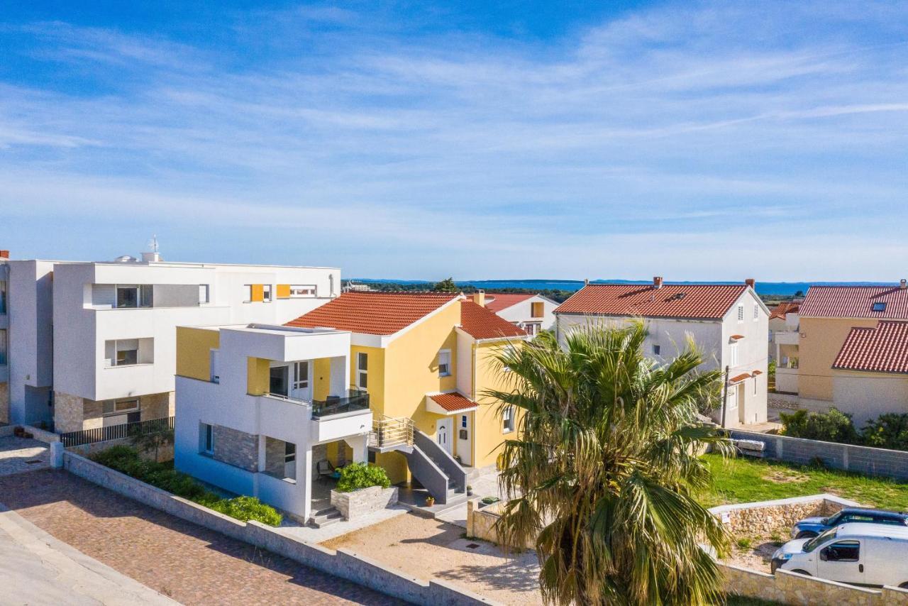 Apartments Yellow Новаля Екстериор снимка