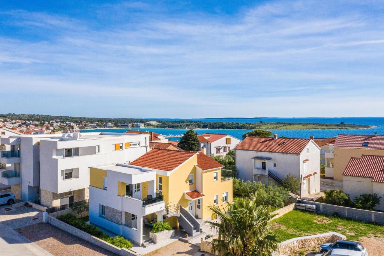 Apartments Yellow Новаля Екстериор снимка