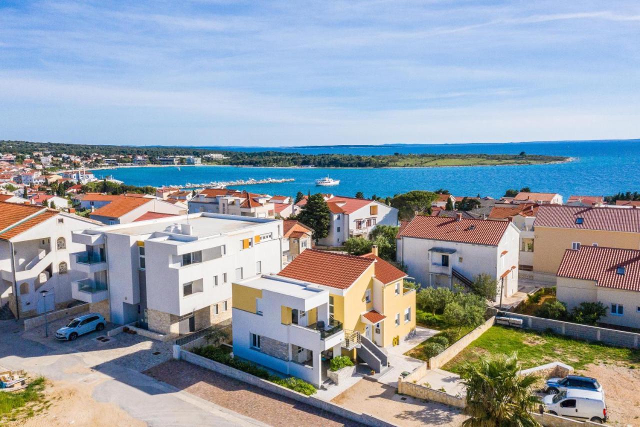Apartments Yellow Новаля Екстериор снимка