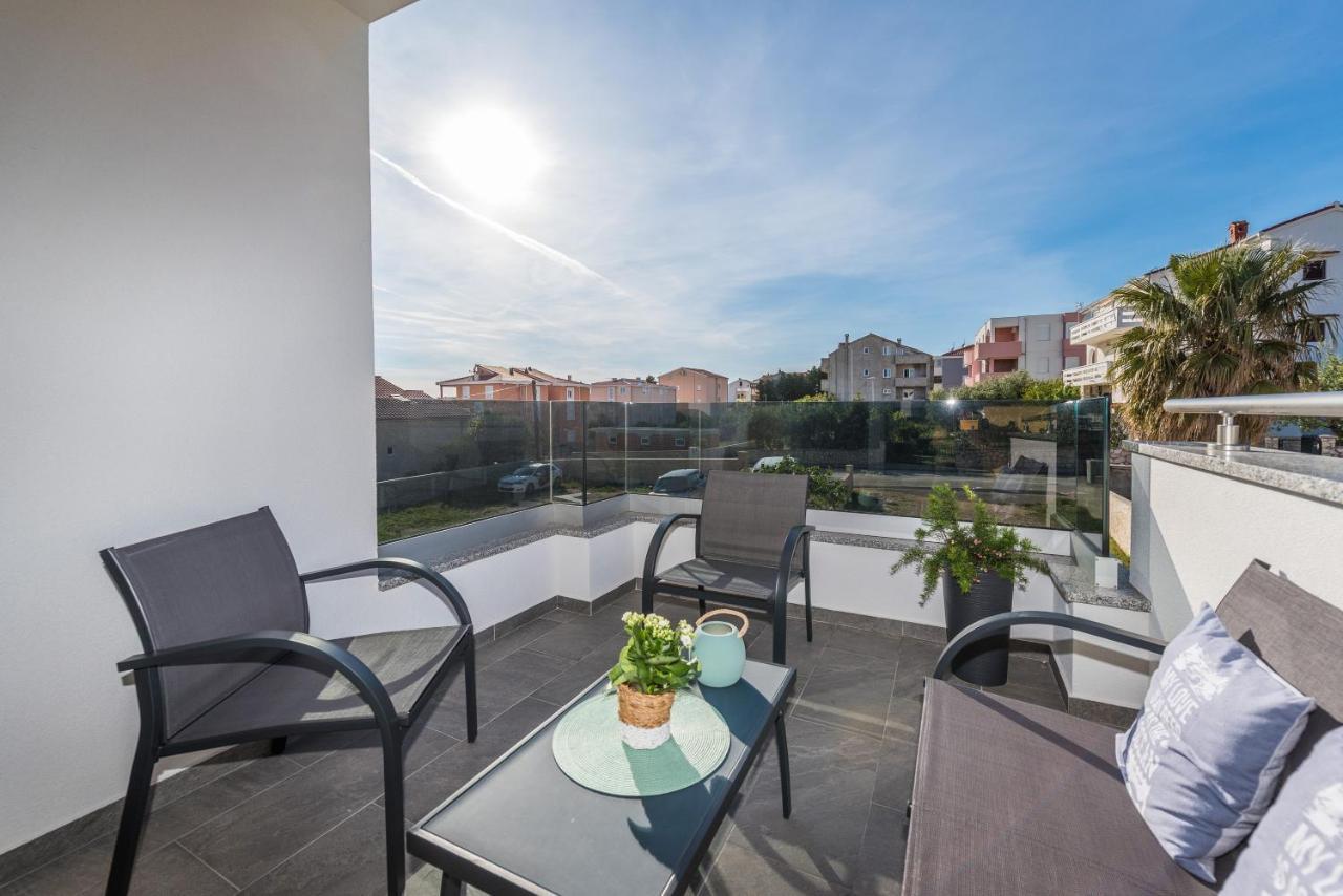 Apartments Yellow Новаля Екстериор снимка