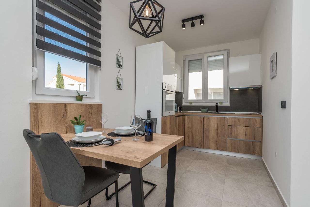 Apartments Yellow Новаля Екстериор снимка