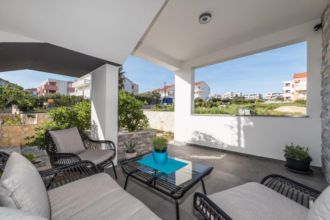 Apartments Yellow Новаля Екстериор снимка