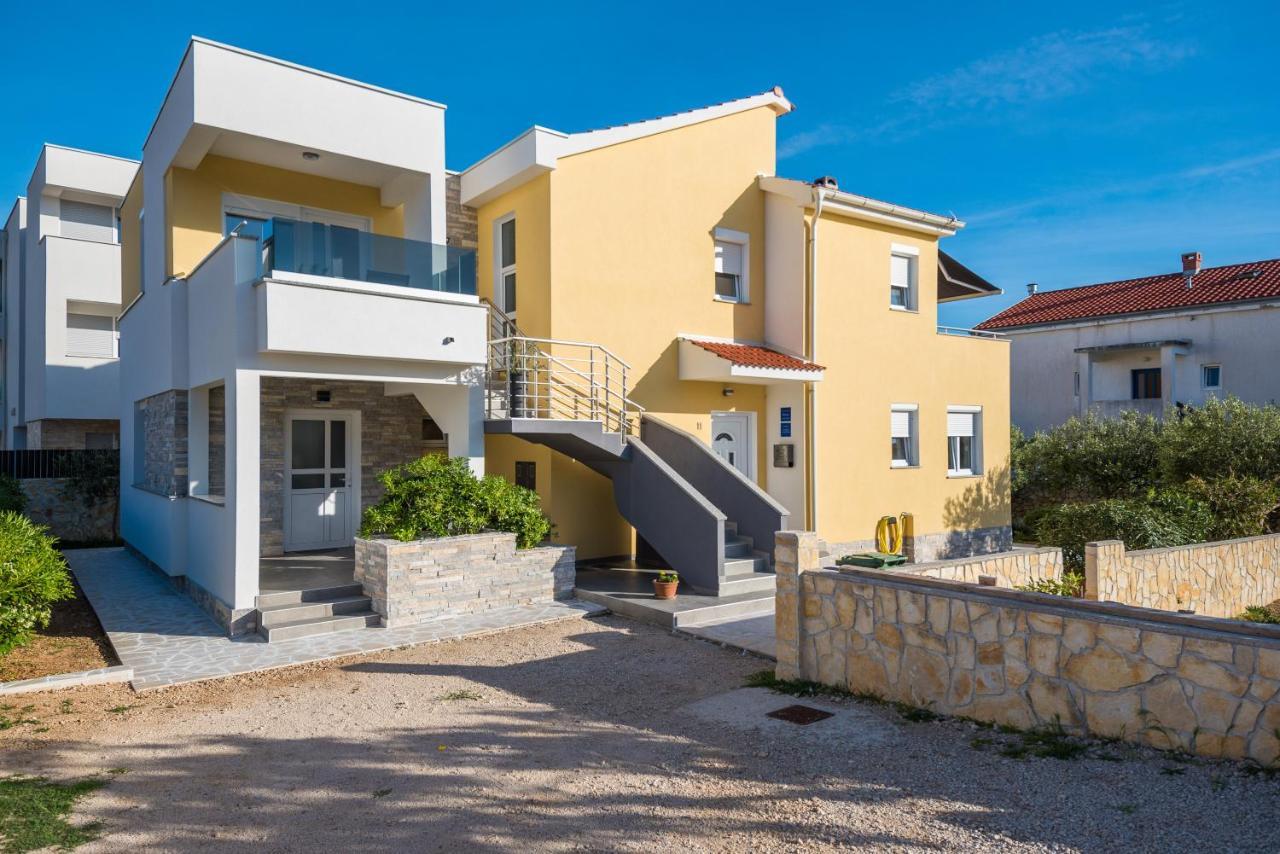 Apartments Yellow Новаля Екстериор снимка
