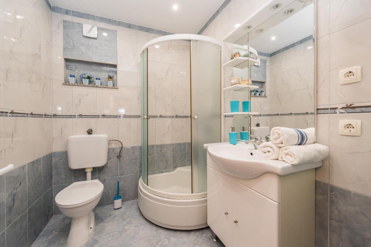 Apartments Yellow Новаля Екстериор снимка