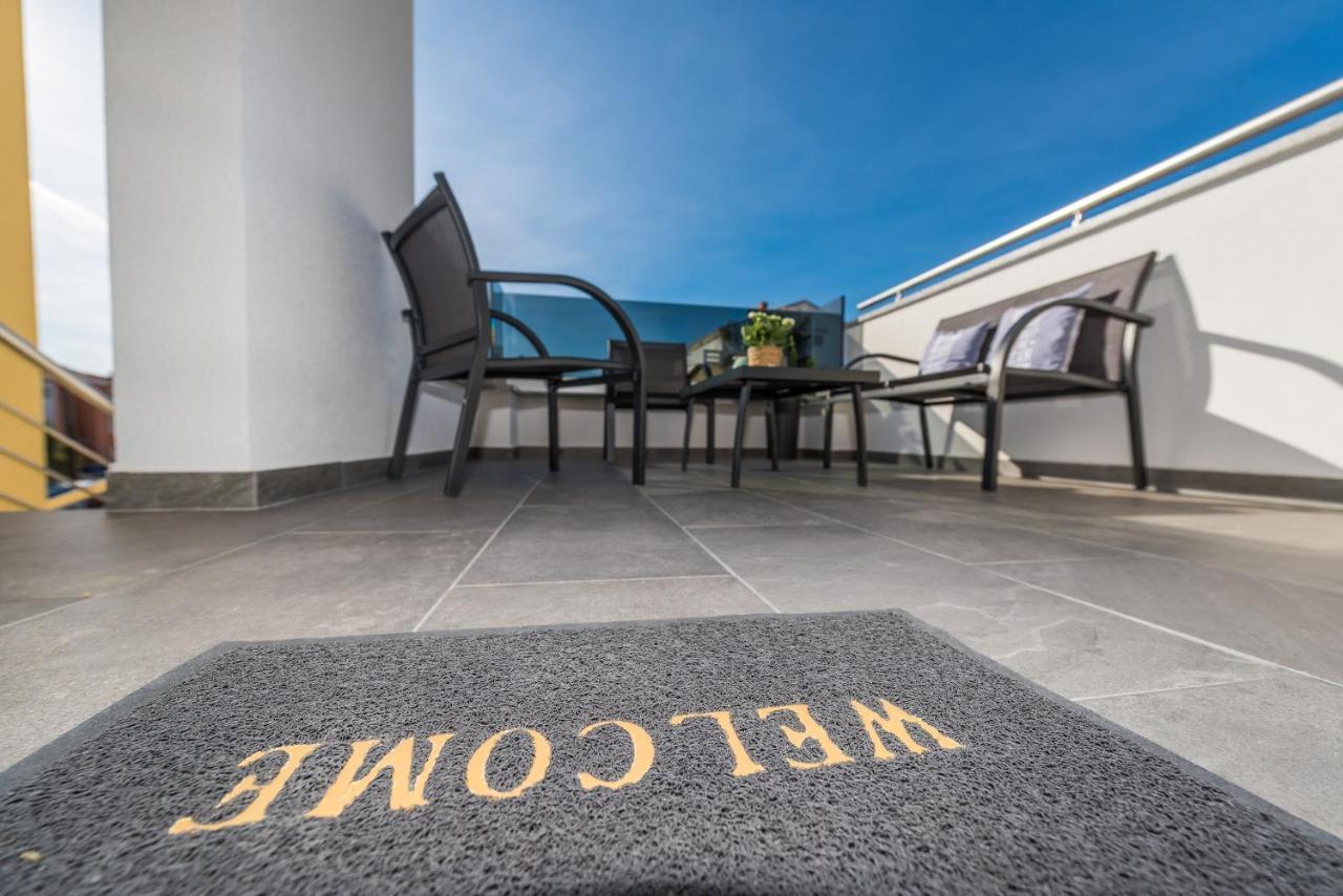 Apartments Yellow Новаля Екстериор снимка