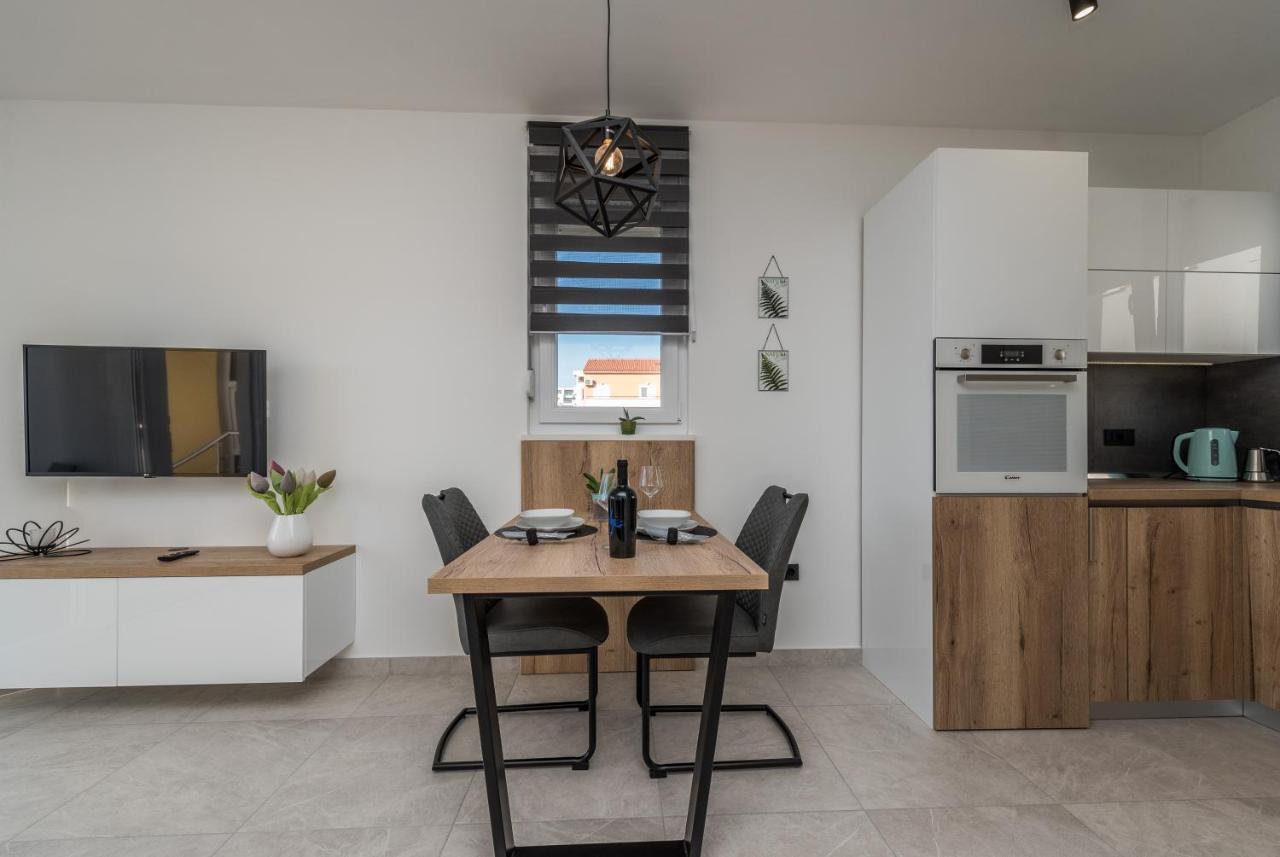 Apartments Yellow Новаля Екстериор снимка