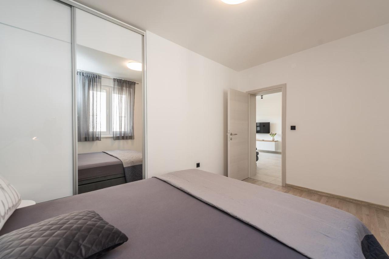 Apartments Yellow Новаля Екстериор снимка