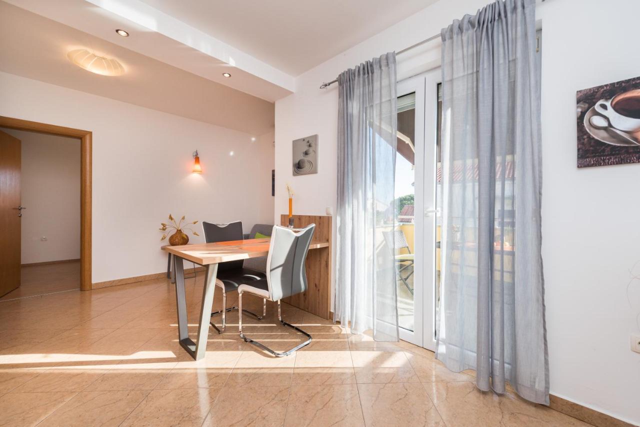 Apartments Yellow Новаля Екстериор снимка