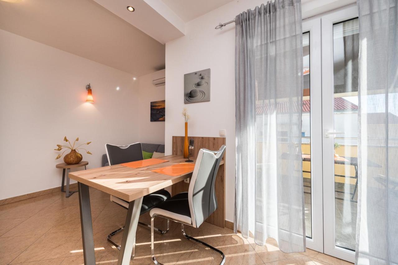 Apartments Yellow Новаля Екстериор снимка