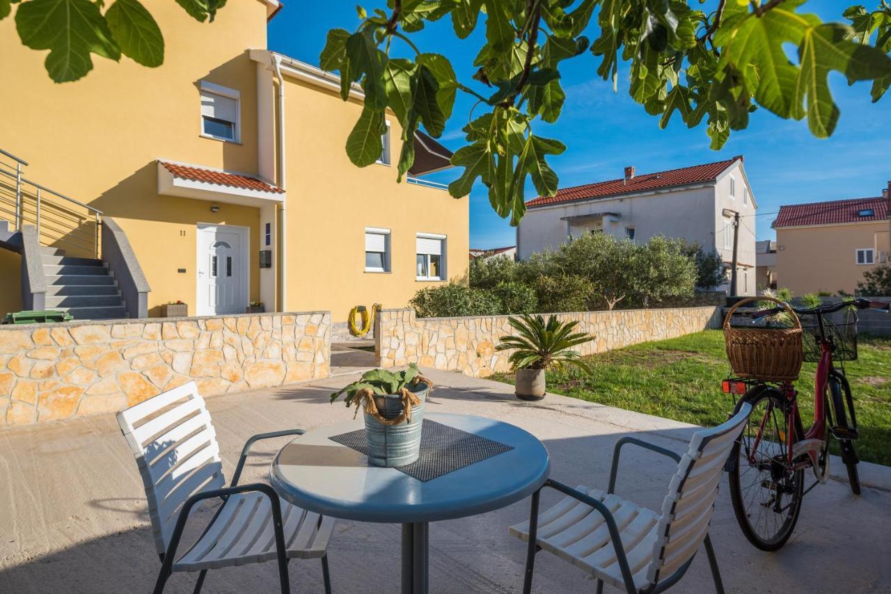 Apartments Yellow Новаля Екстериор снимка