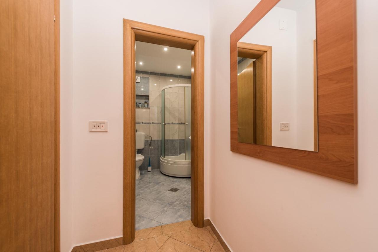Apartments Yellow Новаля Екстериор снимка
