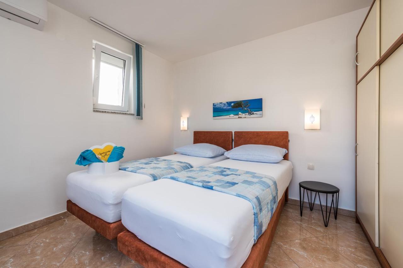 Apartments Yellow Новаля Екстериор снимка