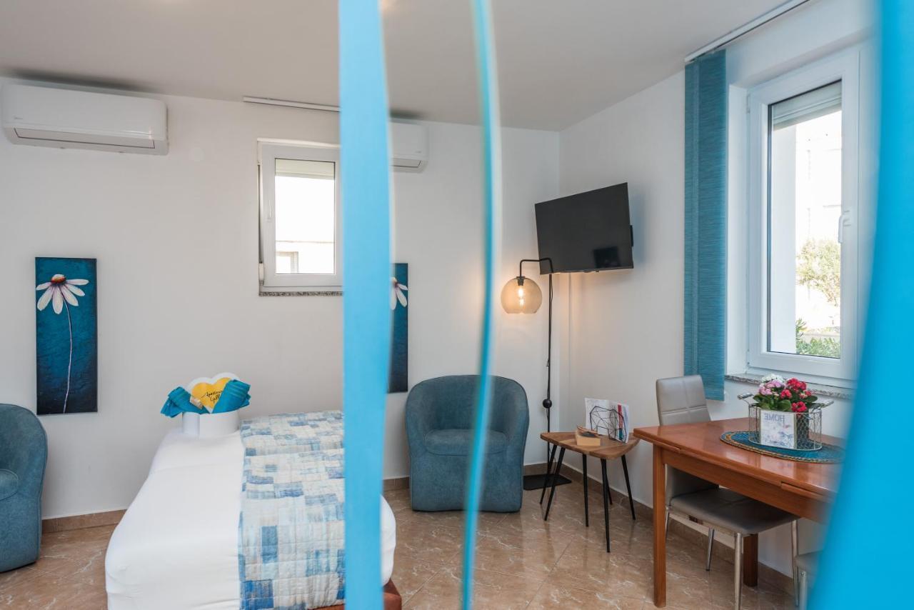 Apartments Yellow Новаля Екстериор снимка