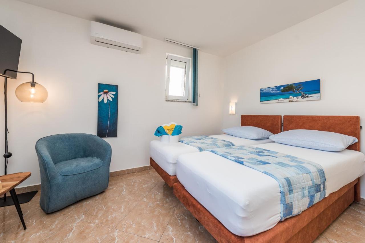 Apartments Yellow Новаля Екстериор снимка