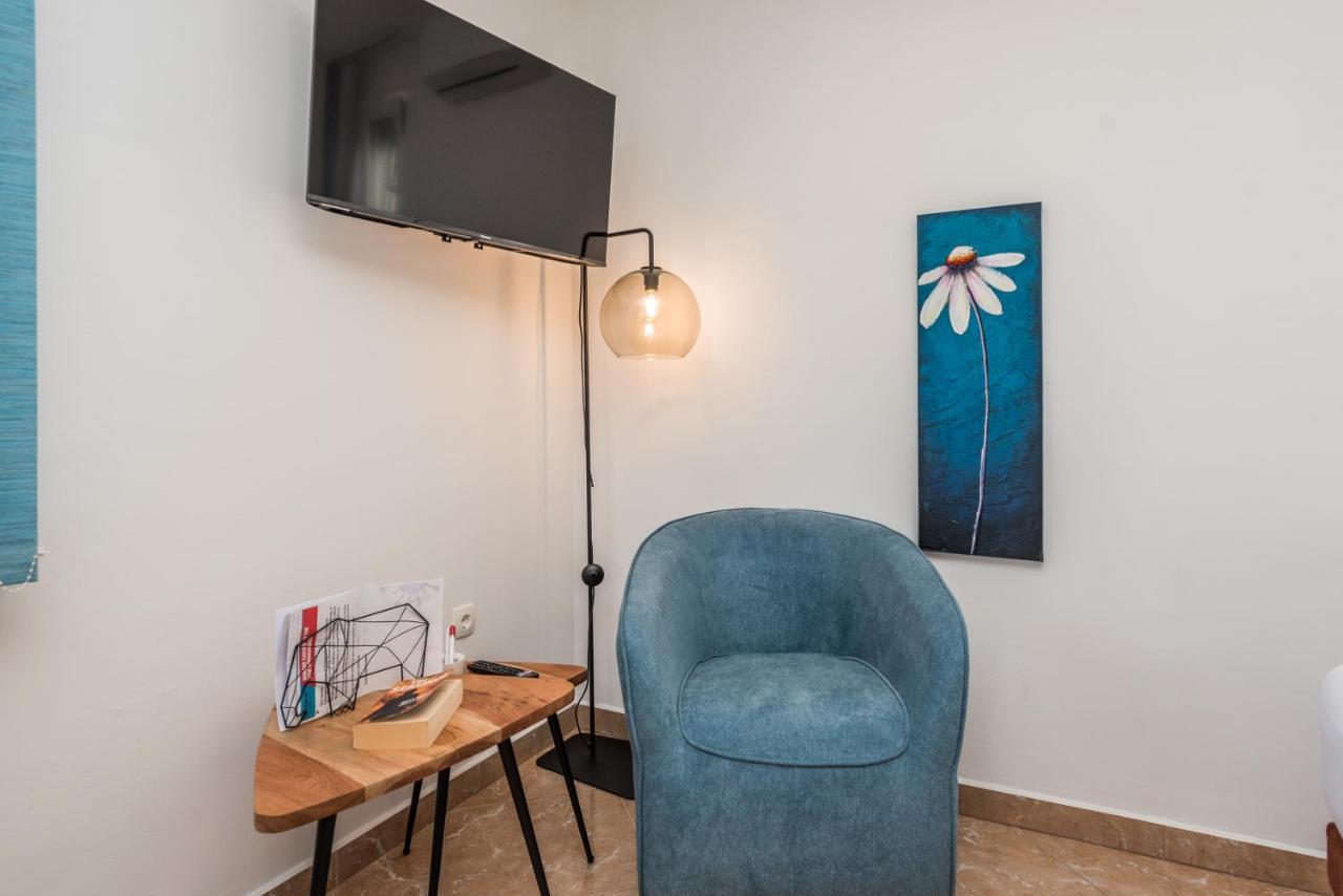 Apartments Yellow Новаля Екстериор снимка