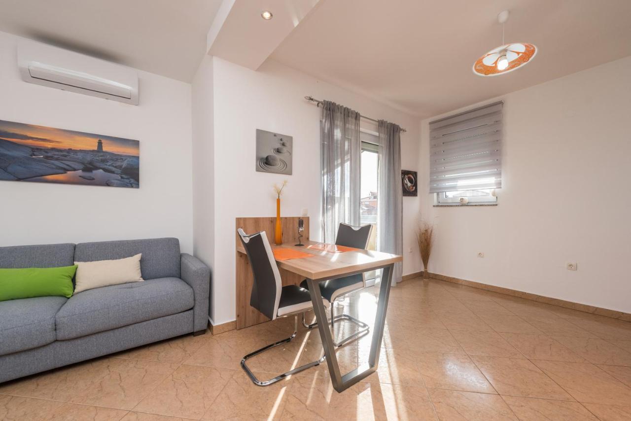 Apartments Yellow Новаля Екстериор снимка