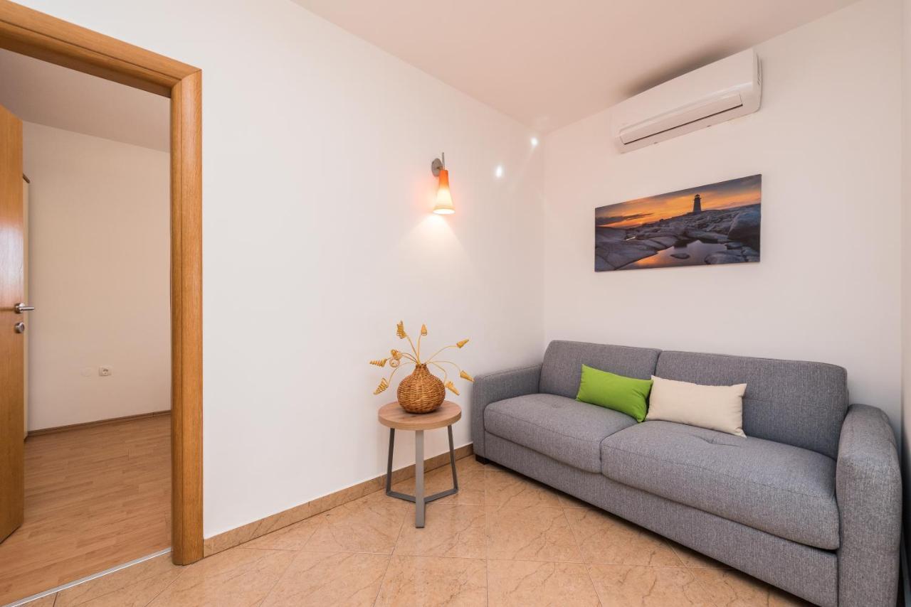 Apartments Yellow Новаля Екстериор снимка