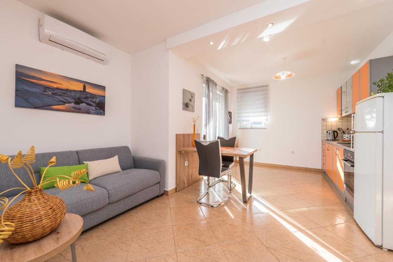 Apartments Yellow Новаля Екстериор снимка