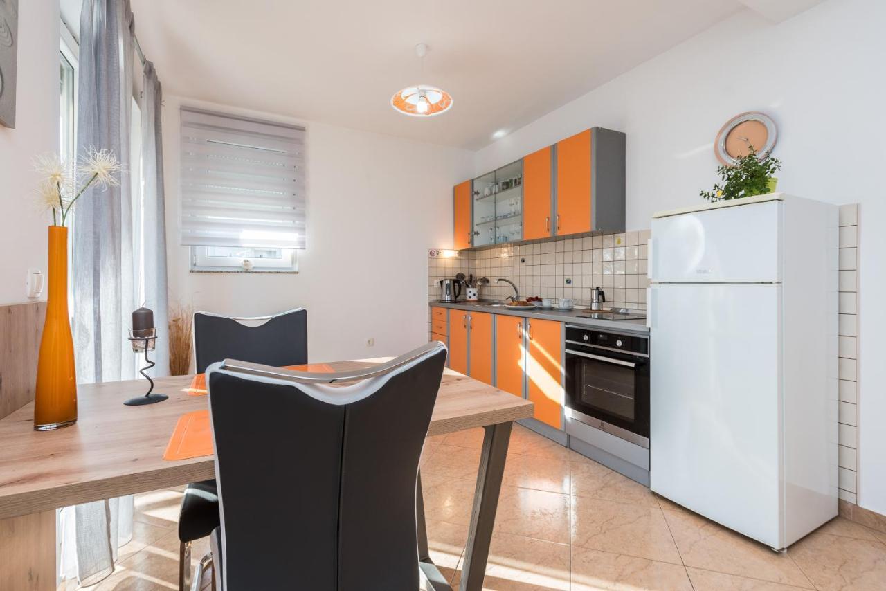 Apartments Yellow Новаля Екстериор снимка