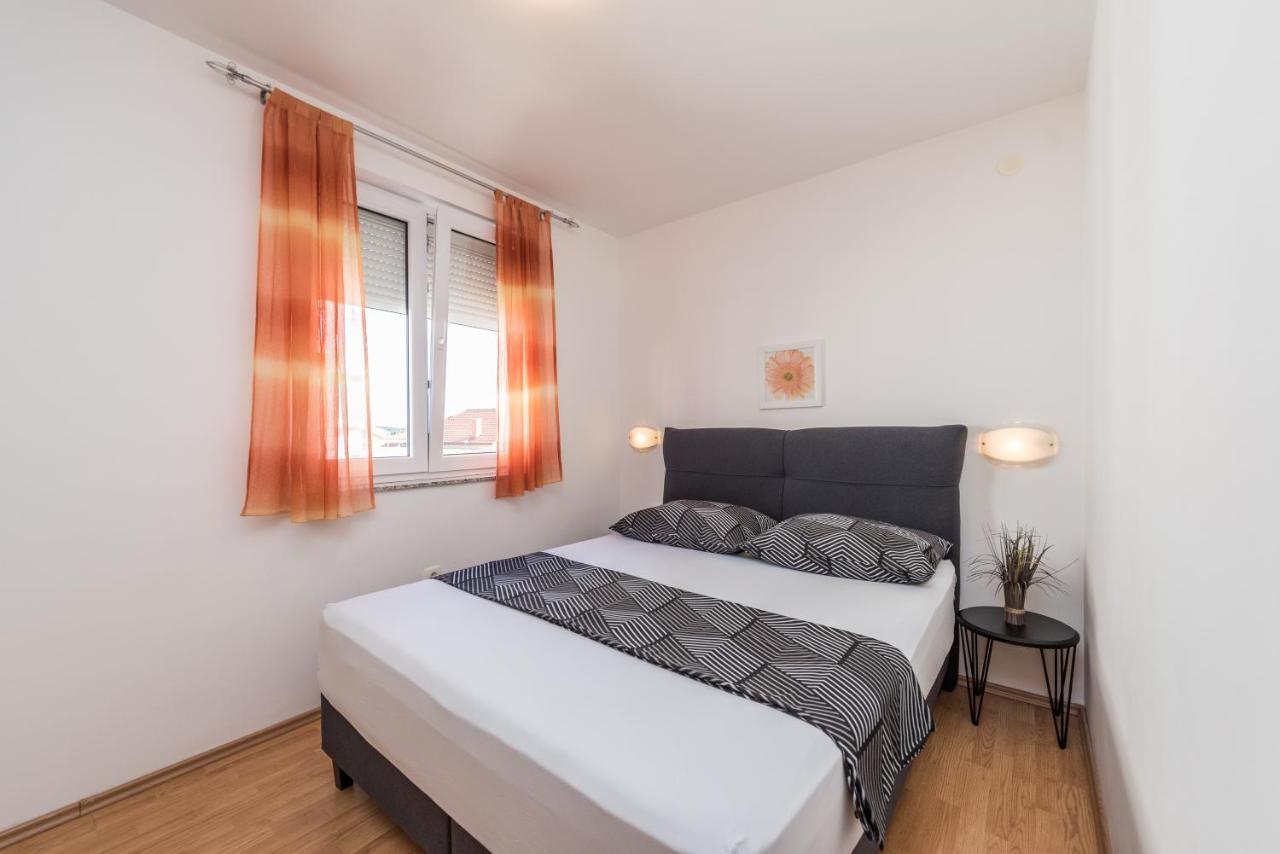 Apartments Yellow Новаля Екстериор снимка