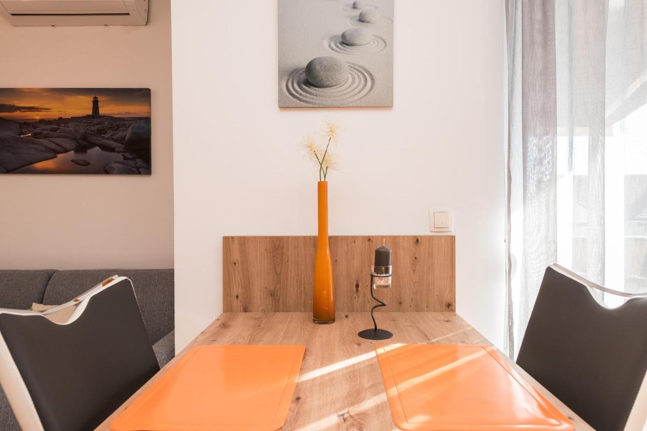 Apartments Yellow Новаля Екстериор снимка