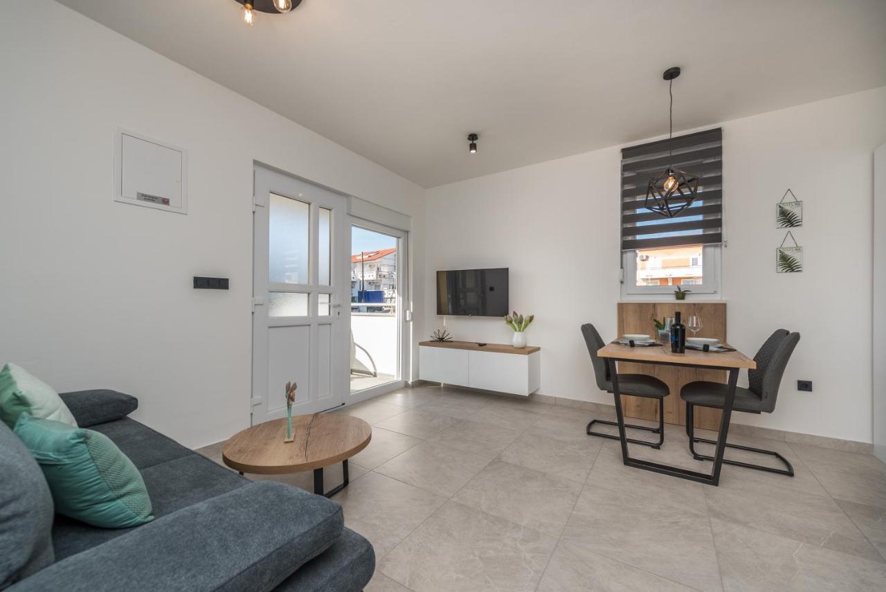Apartments Yellow Новаля Екстериор снимка