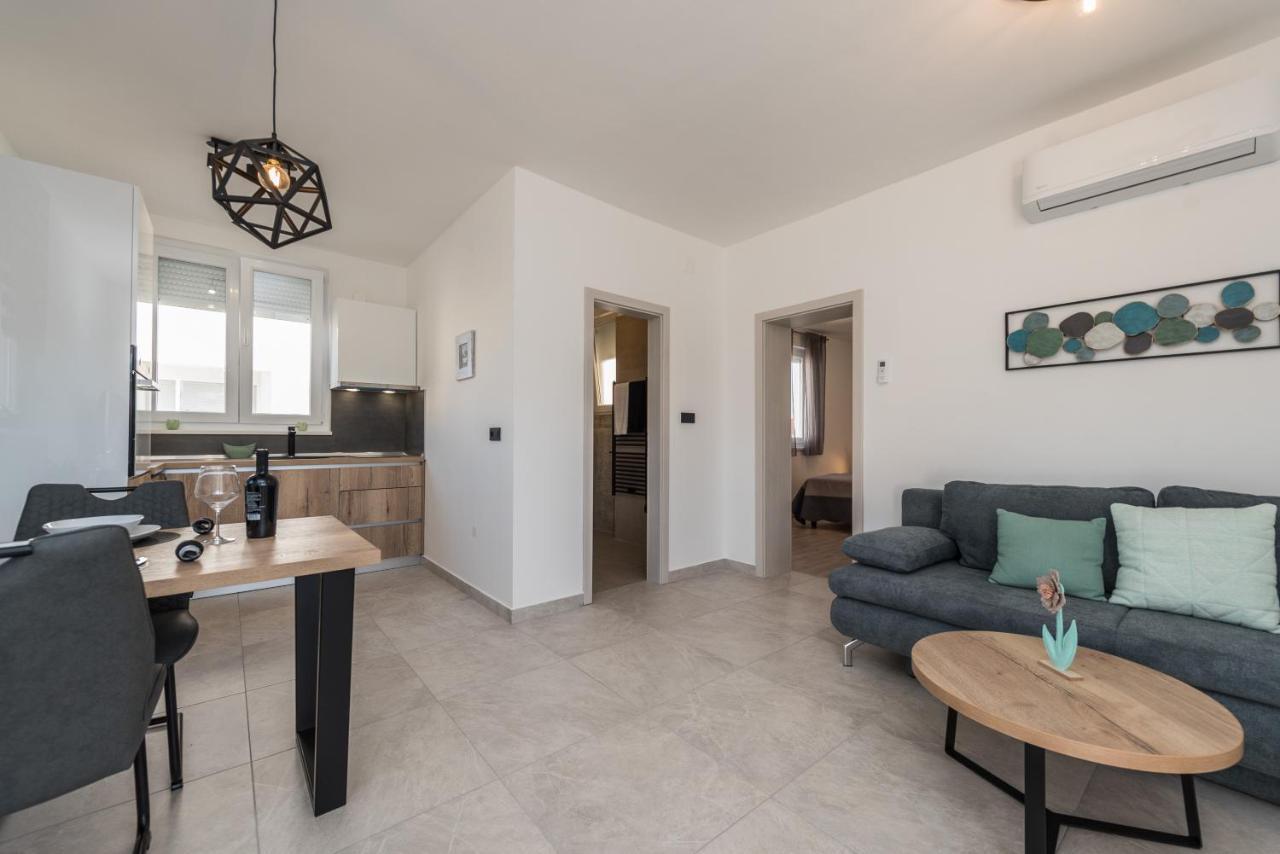 Apartments Yellow Новаля Екстериор снимка