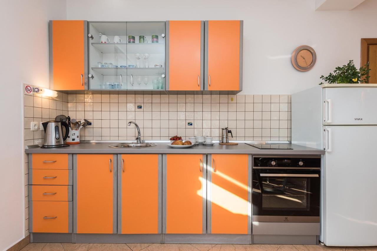 Apartments Yellow Новаля Екстериор снимка
