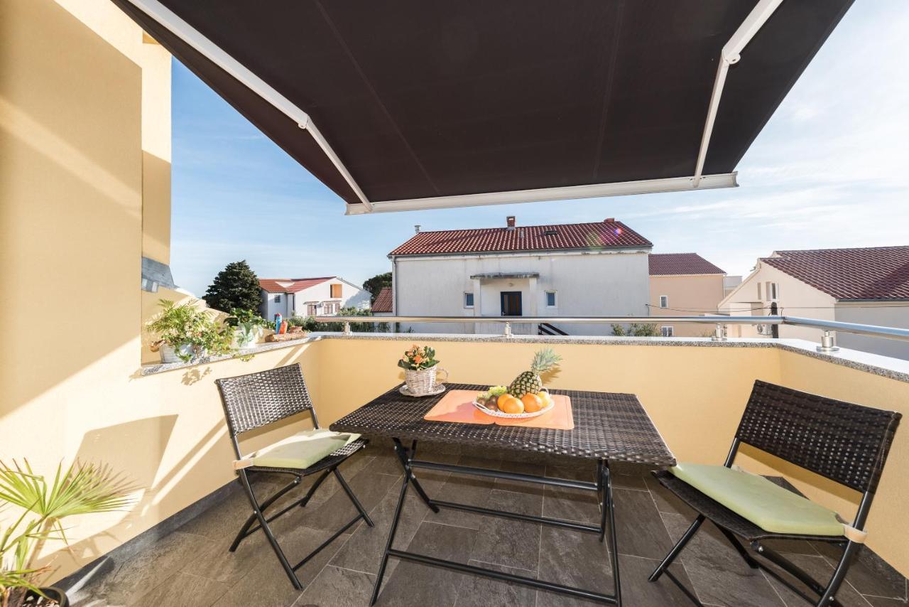 Apartments Yellow Новаля Екстериор снимка