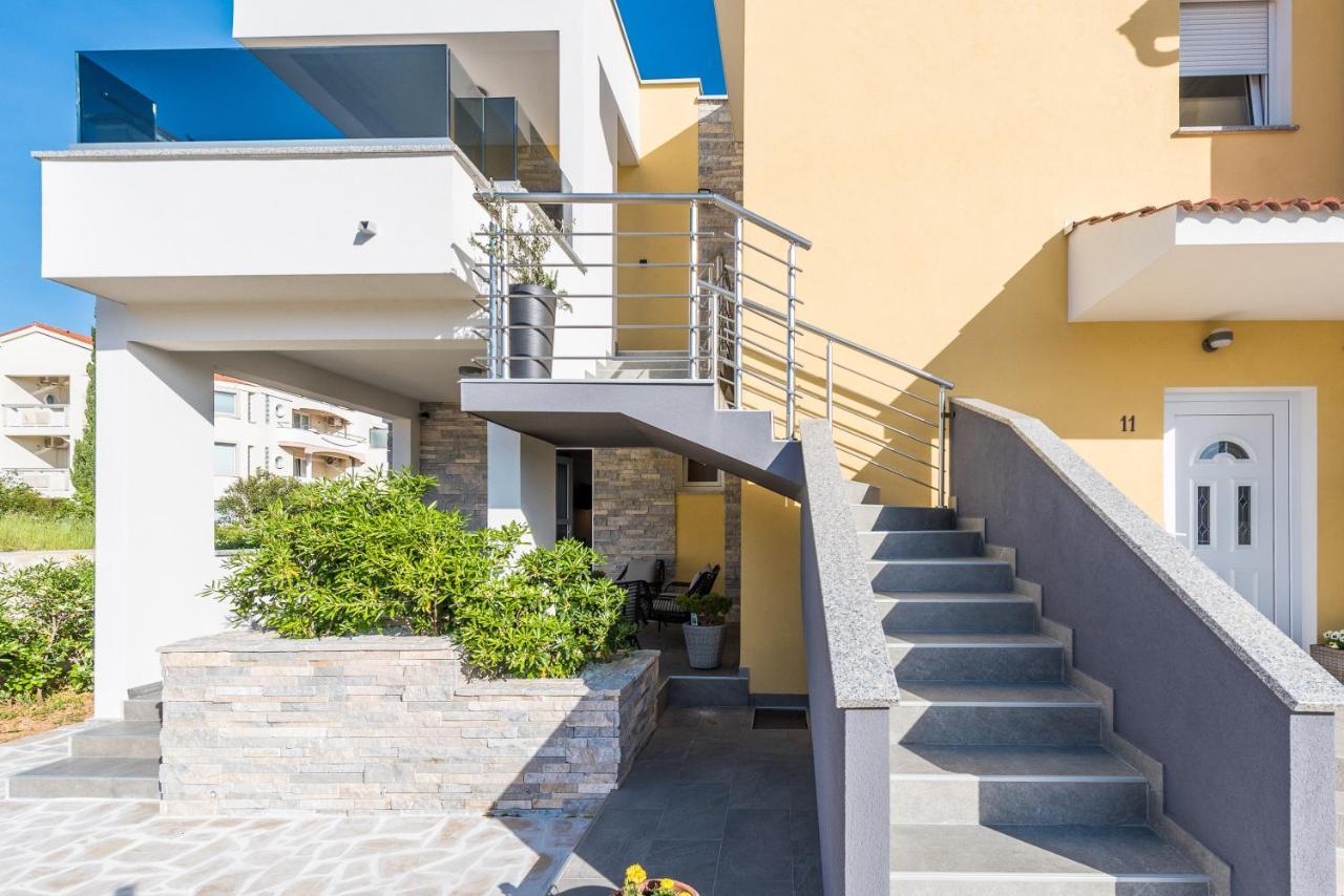 Apartments Yellow Новаля Екстериор снимка