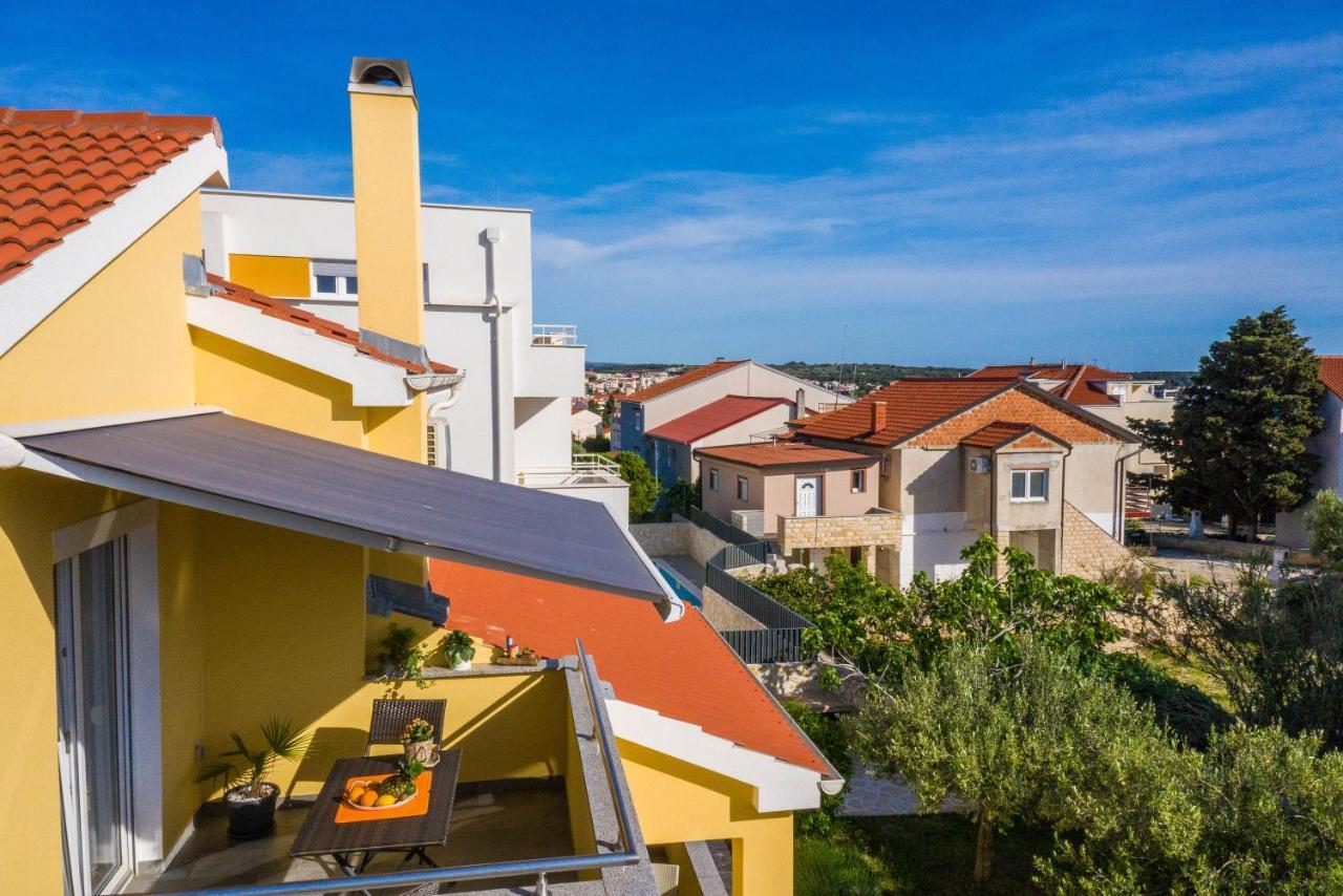 Apartments Yellow Новаля Екстериор снимка