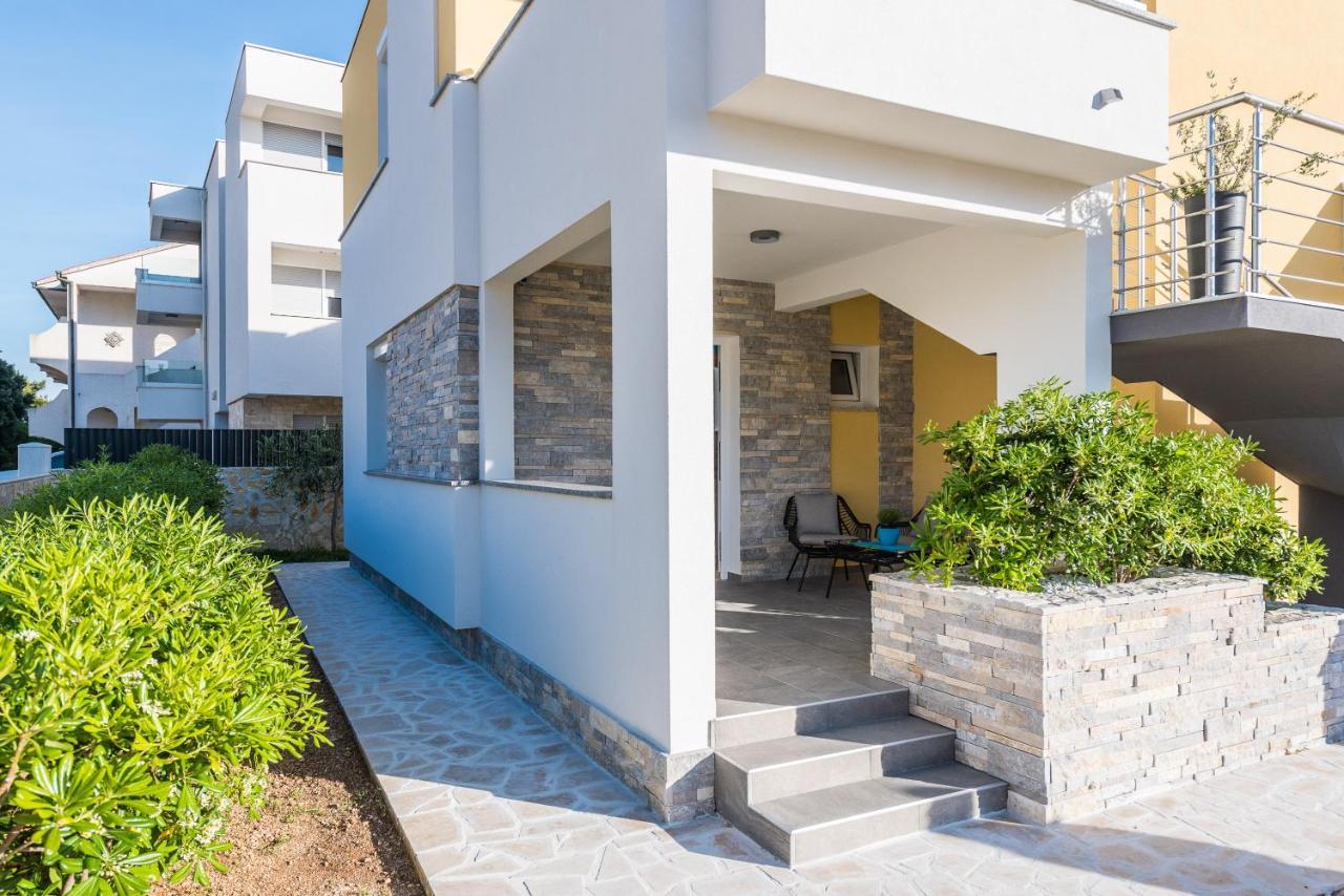 Apartments Yellow Новаля Екстериор снимка