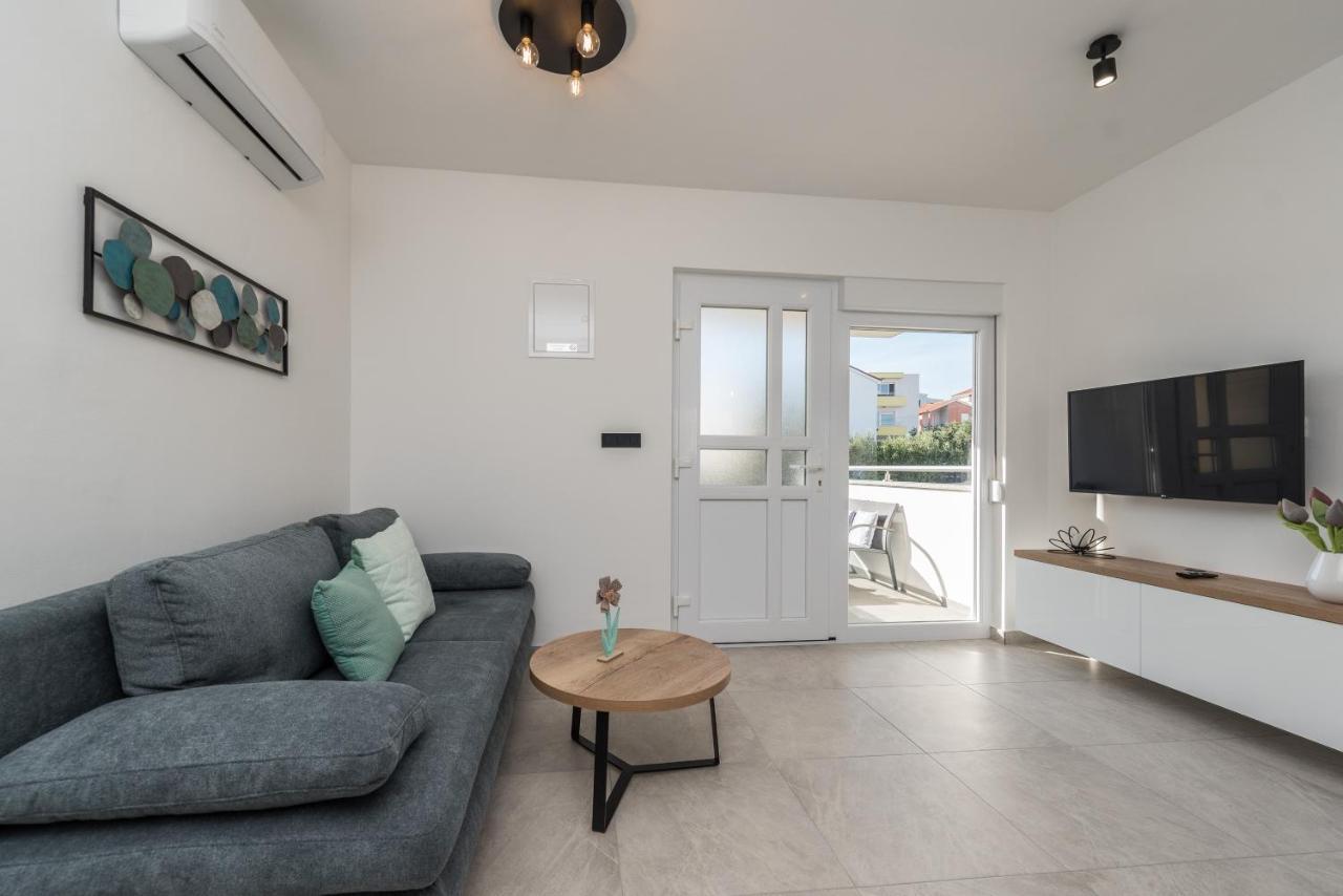 Apartments Yellow Новаля Екстериор снимка
