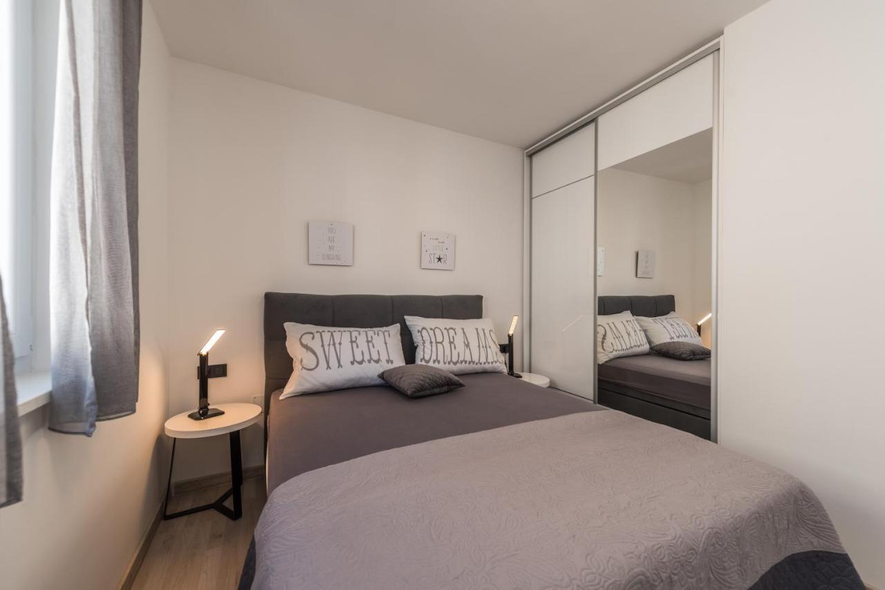 Apartments Yellow Новаля Екстериор снимка