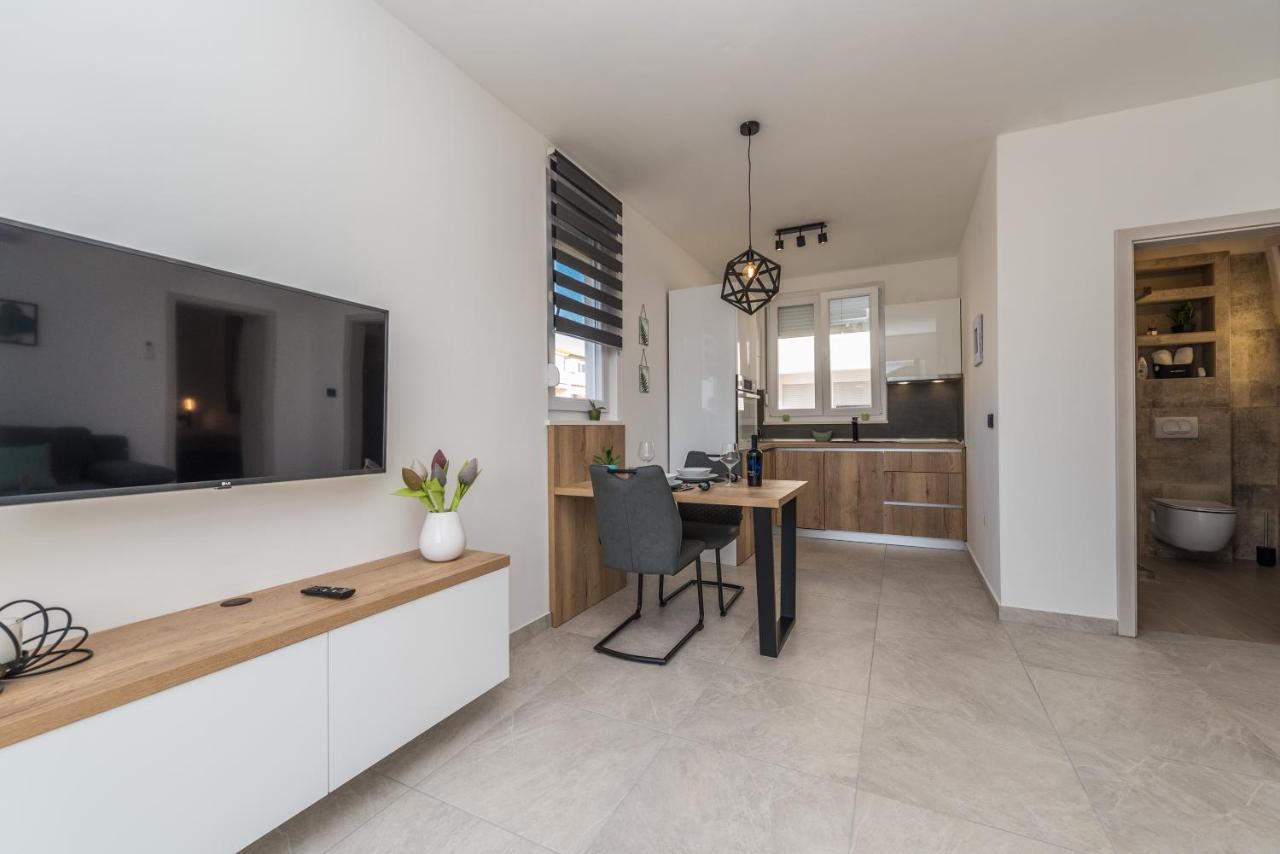 Apartments Yellow Новаля Екстериор снимка
