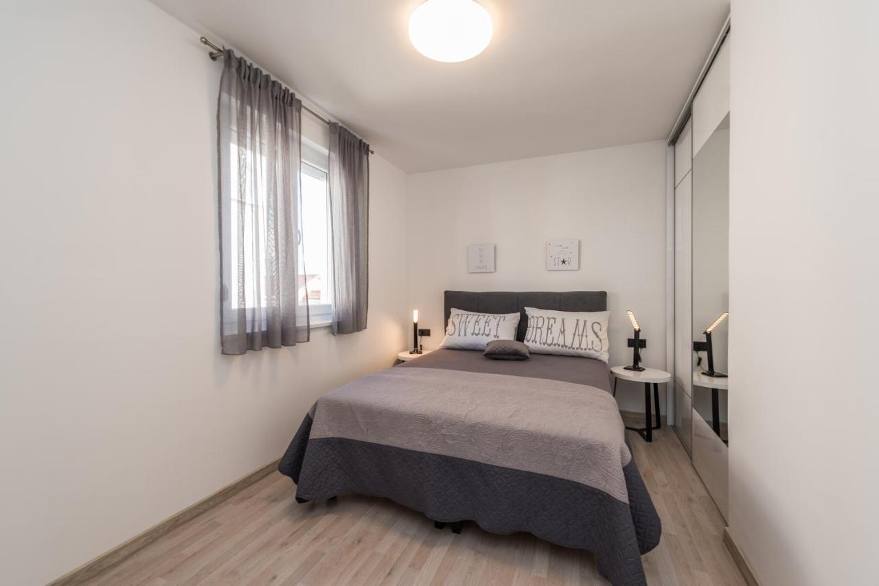 Apartments Yellow Новаля Екстериор снимка