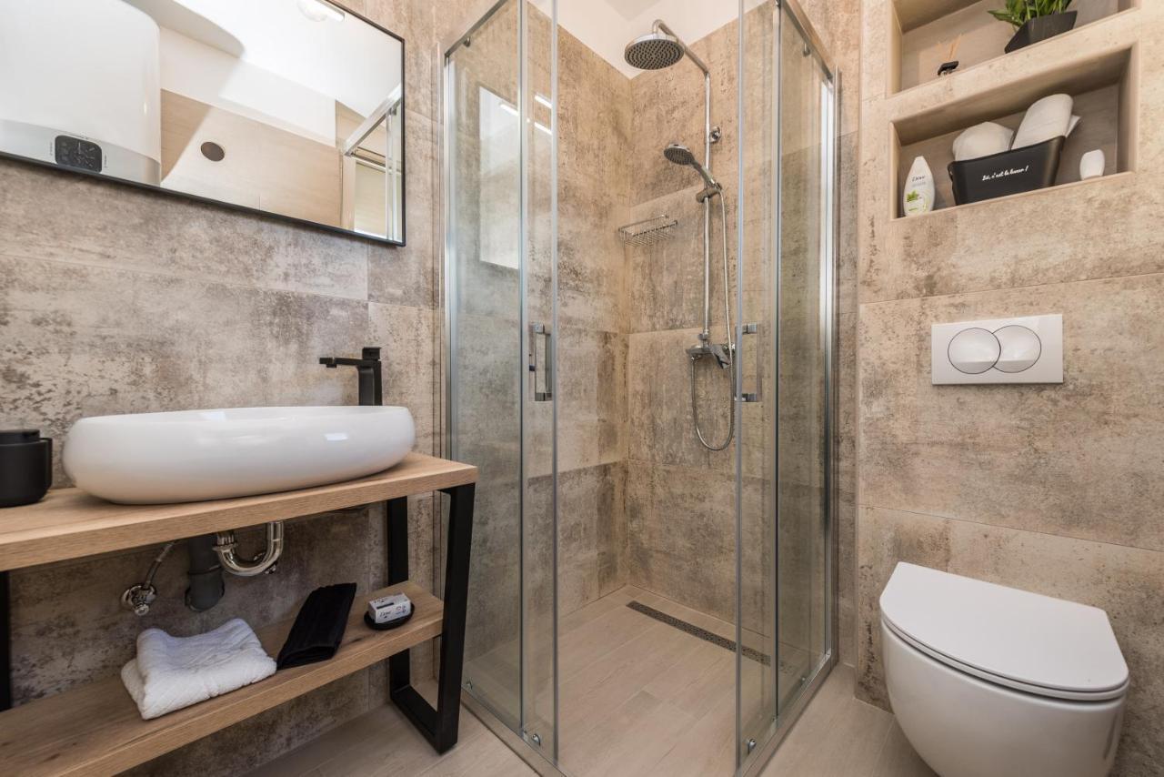 Apartments Yellow Новаля Екстериор снимка