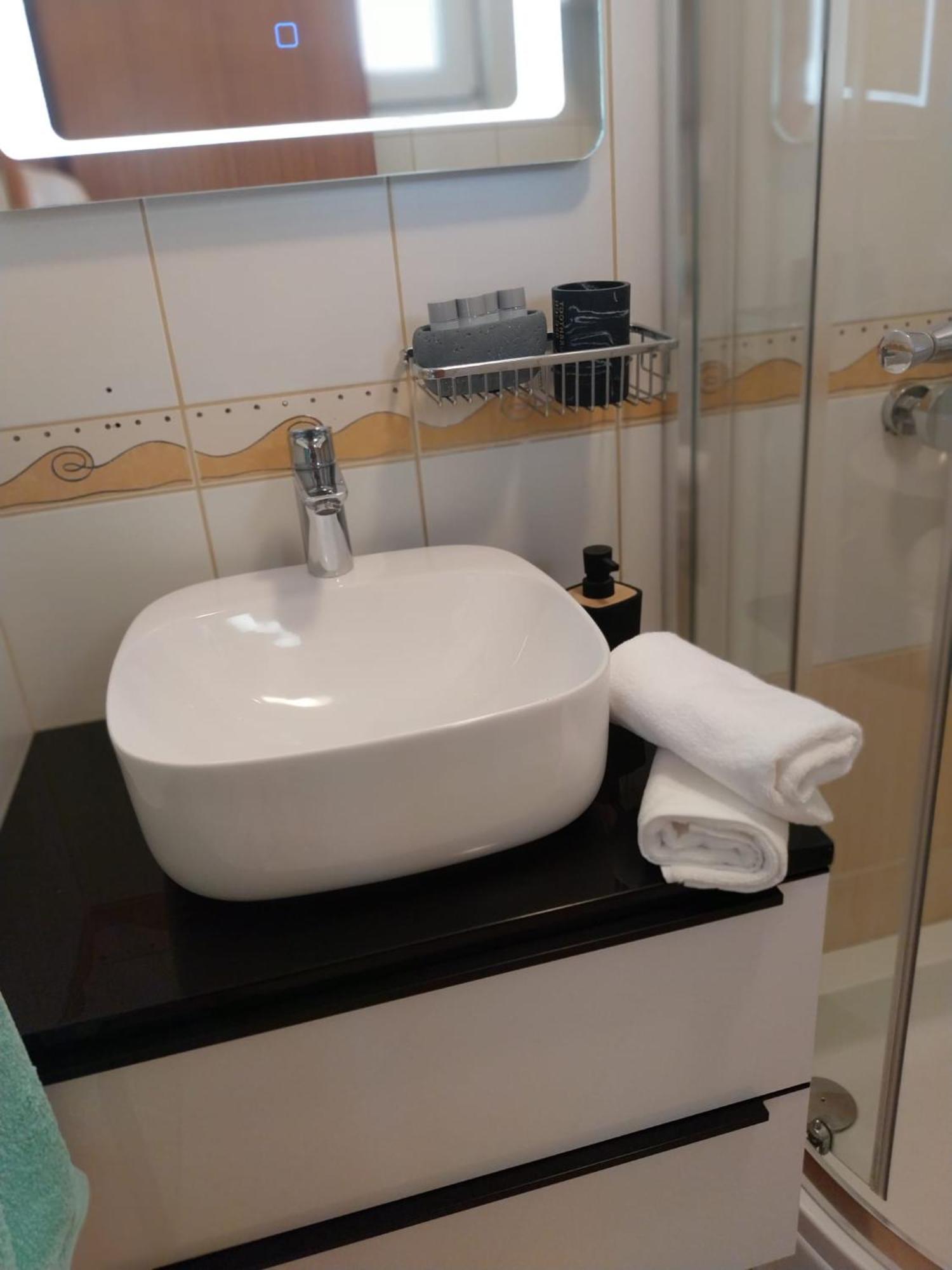 Apartments Yellow Новаля Екстериор снимка