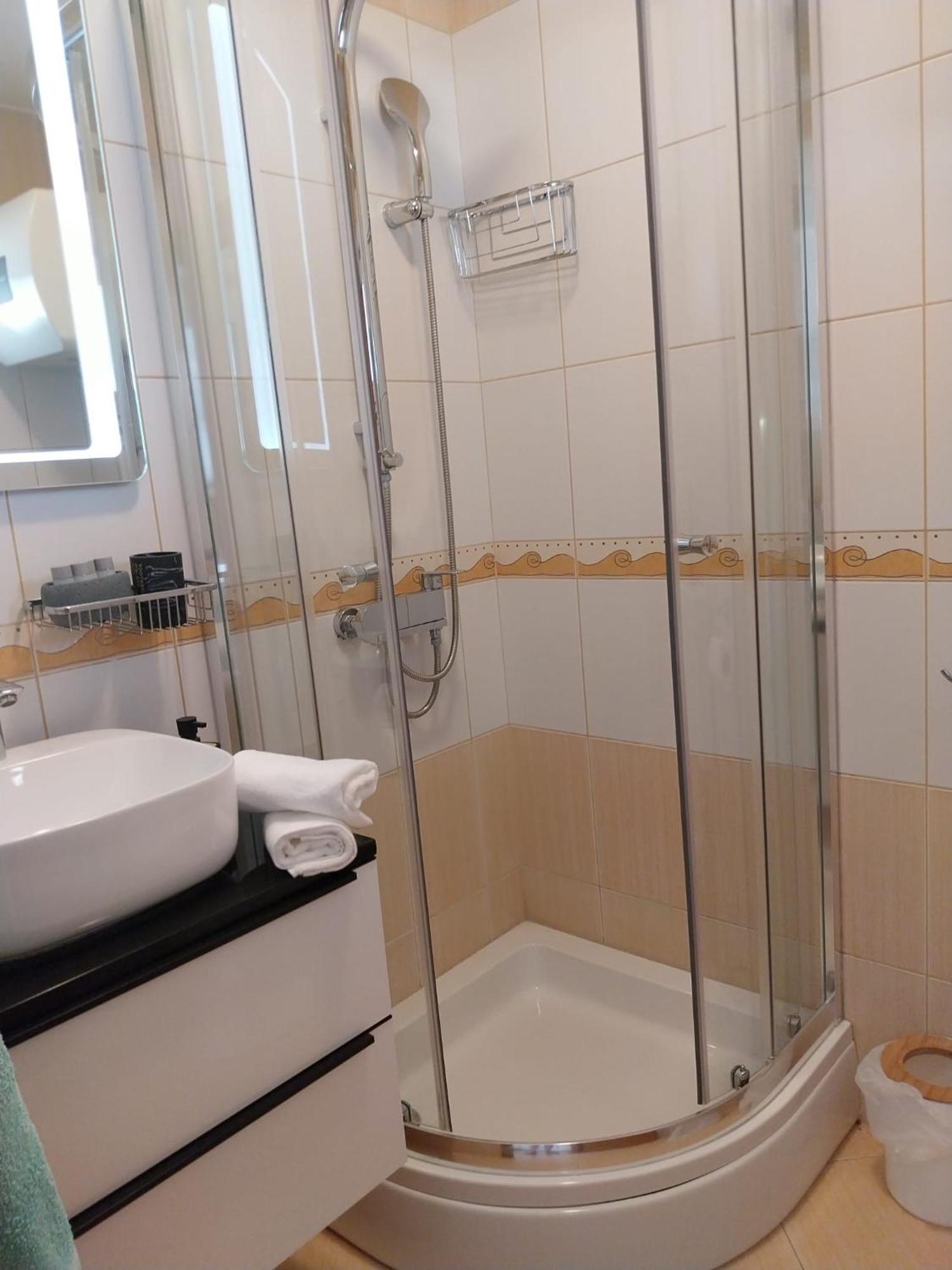 Apartments Yellow Новаля Екстериор снимка
