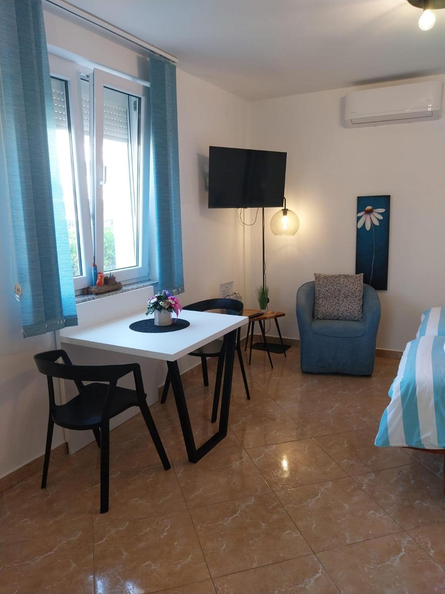 Apartments Yellow Новаля Екстериор снимка